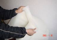 羊毛断熱材サーモウールは横方向には簡単に裂くことができます